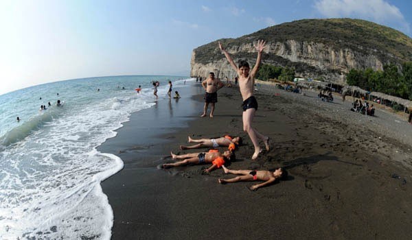 Syria Special: State Media Say Food Plentiful, Peasants Happy, Beaches Tranquil