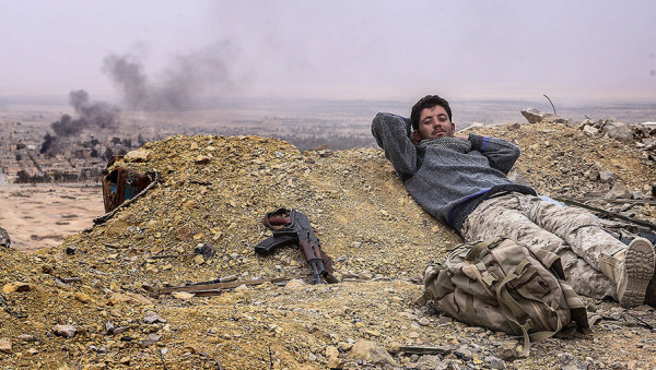 syria-soldier-hilltop