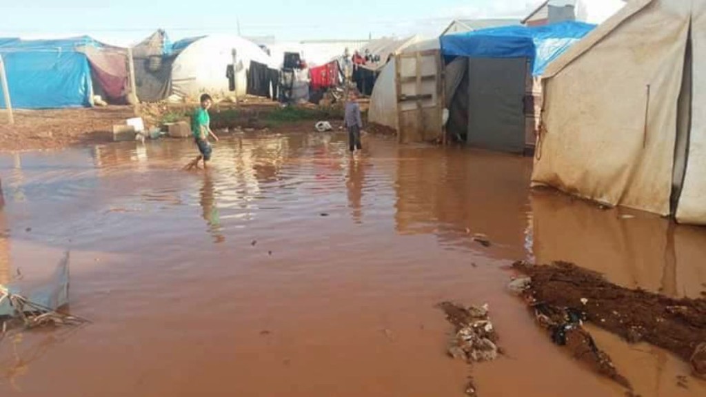syria-flooded-dp-camp-01-11-16
