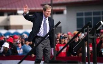 Former Rep. Jason Lewis at a campaign rally (Stephen Maturen/Getty)