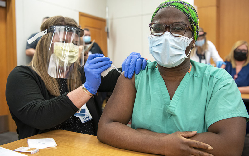 Federal Judge Blocks Coronavirus Vaccine Requirements for Health Workers - Vimarsana News