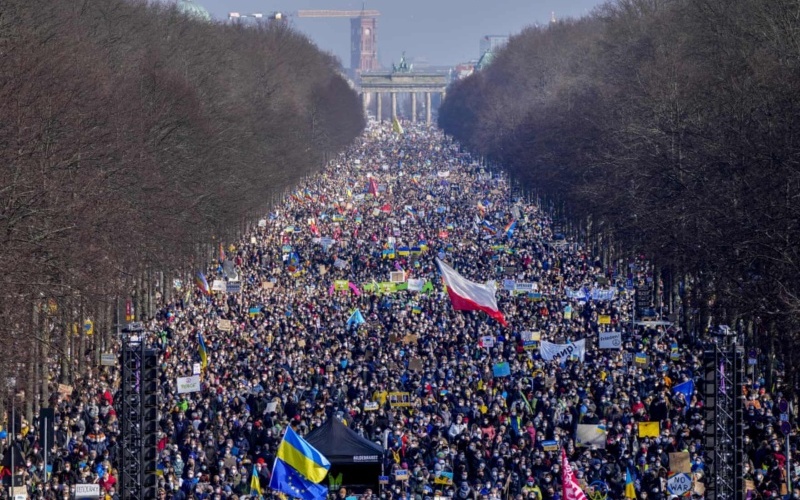 Ukraine: Putin's "Nuclear Alert" as Offensive Wobbles and Sanctions Hit Russia - Vimarsana News