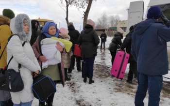 Evacuees from Sumy, Ukraine (Anadolu/Getty)