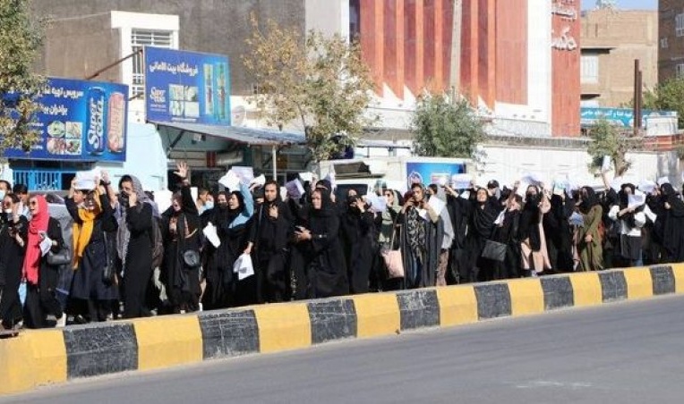 Afghanistan: Taliban Beat Women Who Were Protesting A Suicide Bombing