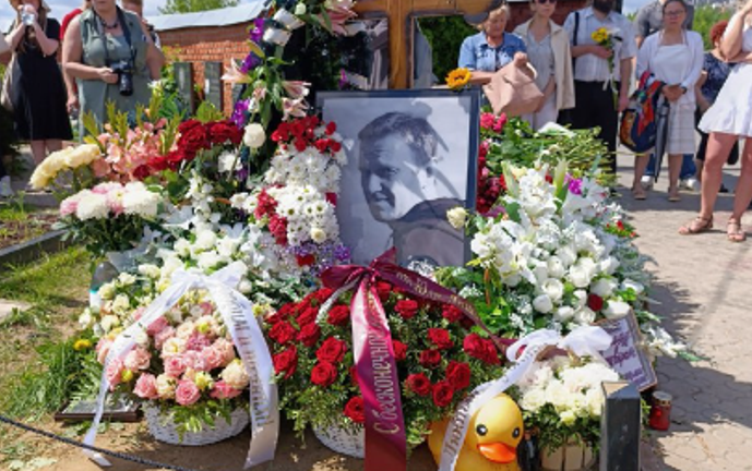 Mourners at grave of Alexei Navalny, June 4, 2024
